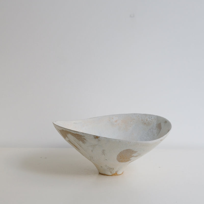 Bol 07 en grès D 24cm - Blanc et brun de Motoko Saigo chez Brutal Ceramics