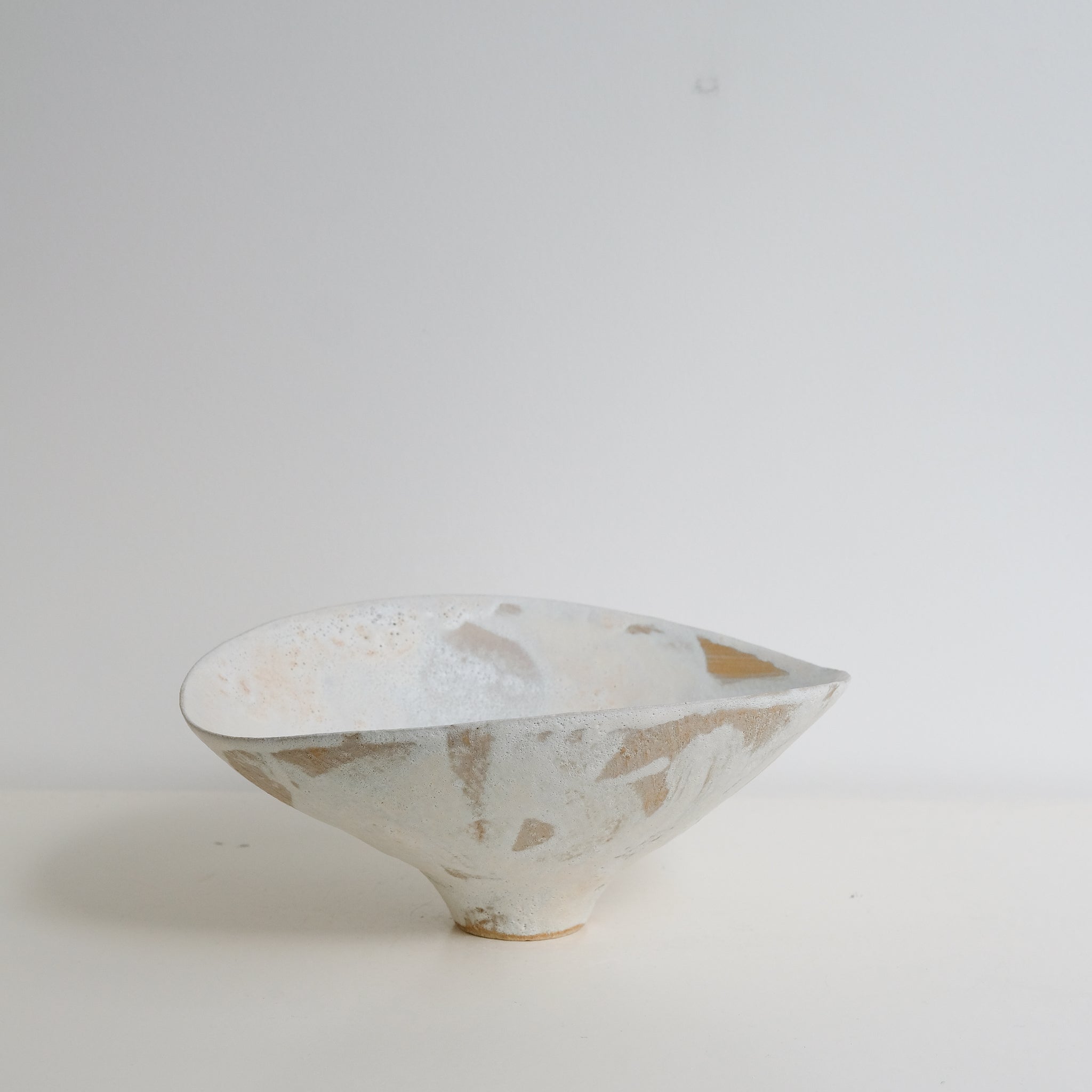 Bol 07 en grès D 24cm - Blanc et brun de Motoko Saigo chez Brutal Ceramics