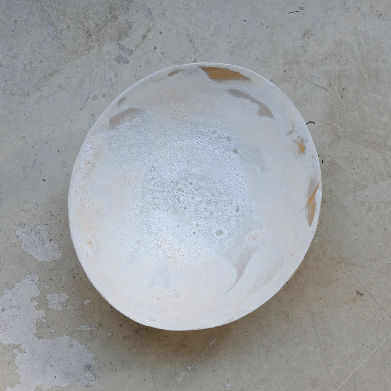 Bol 07 en grès D 24cm - Blanc et brun de Motoko Saigo chez Brutal Ceramics