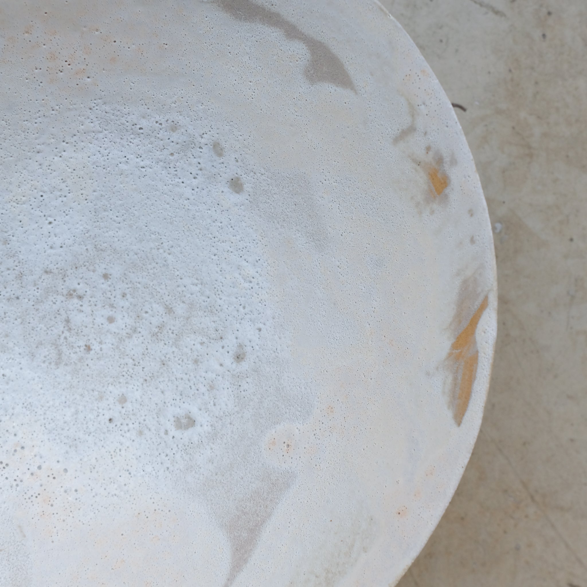 Bol 07 en grès D 24cm - Blanc et brun de Motoko Saigo chez Brutal Ceramics