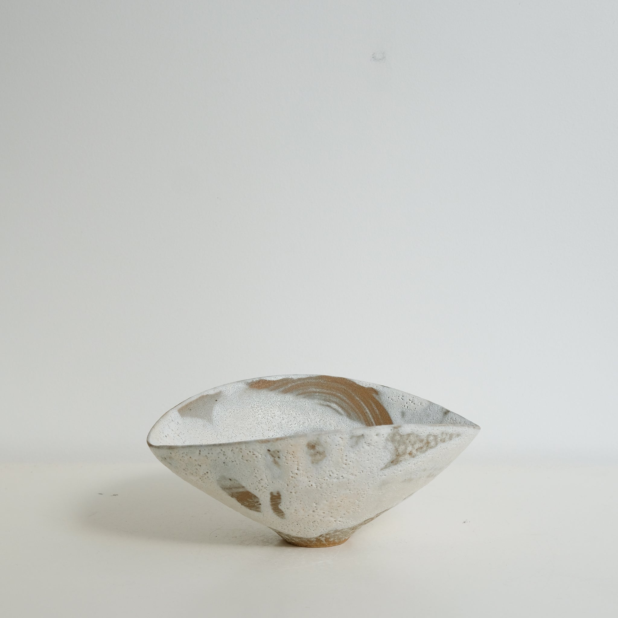 Bol 06 en grès D 20,5cm - Blanc et brun de Motoko Saigo chez Brutal Ceramics