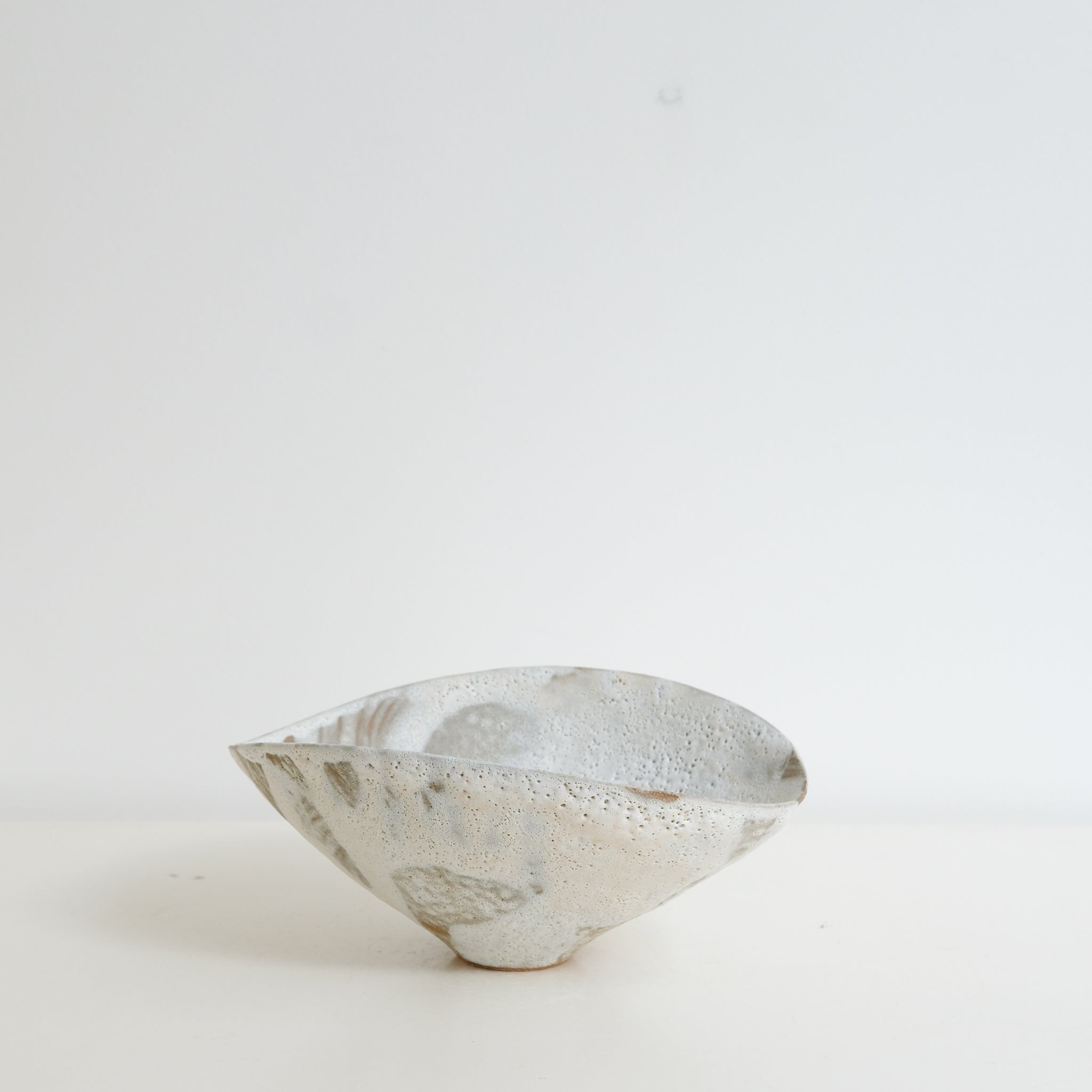 Bol 06 en grès D 20,5cm - Blanc et brun de Motoko Saigo chez Brutal Ceramics