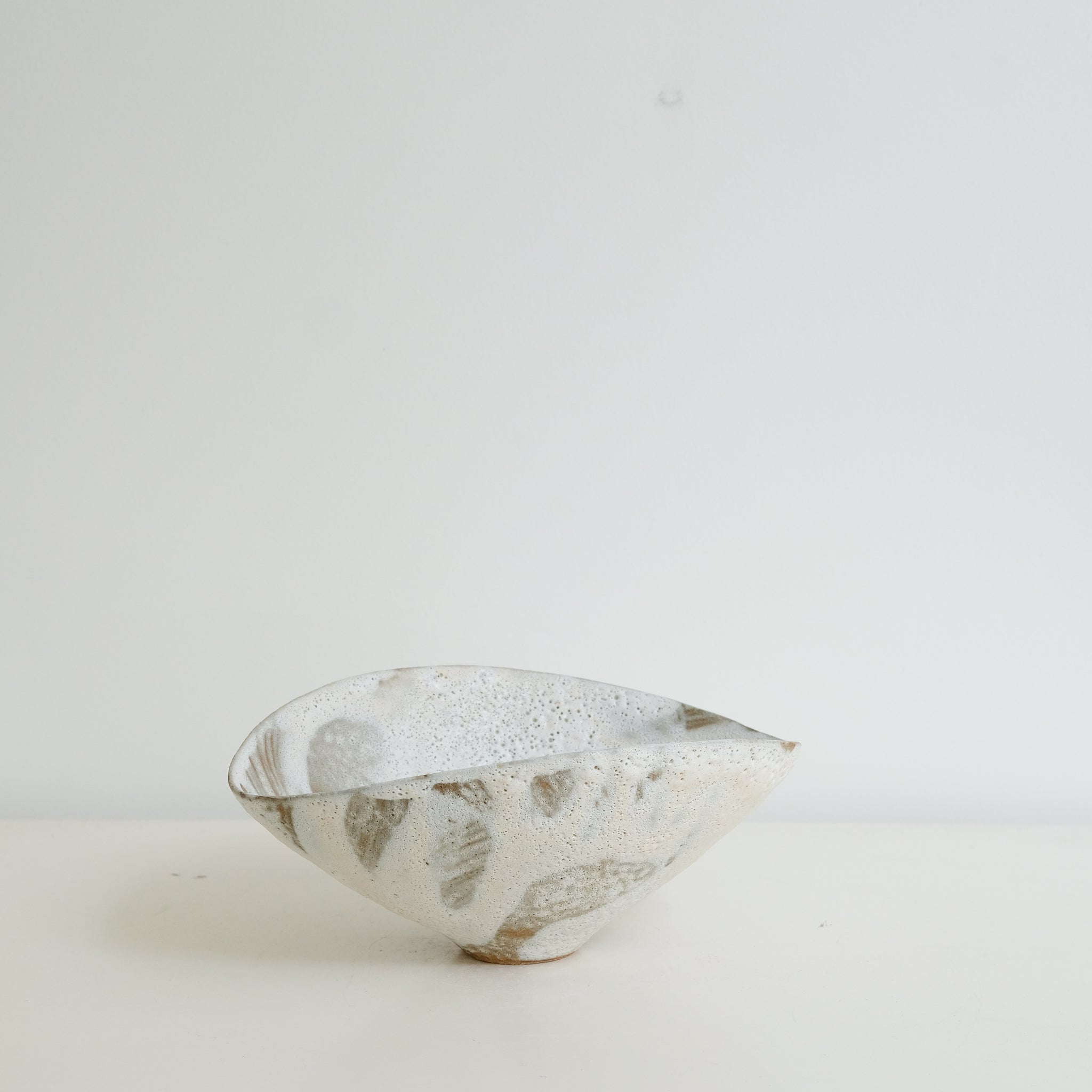 Bol 06 en grès D 20,5cm - Blanc et brun de Motoko Saigo chez Brutal Ceramics