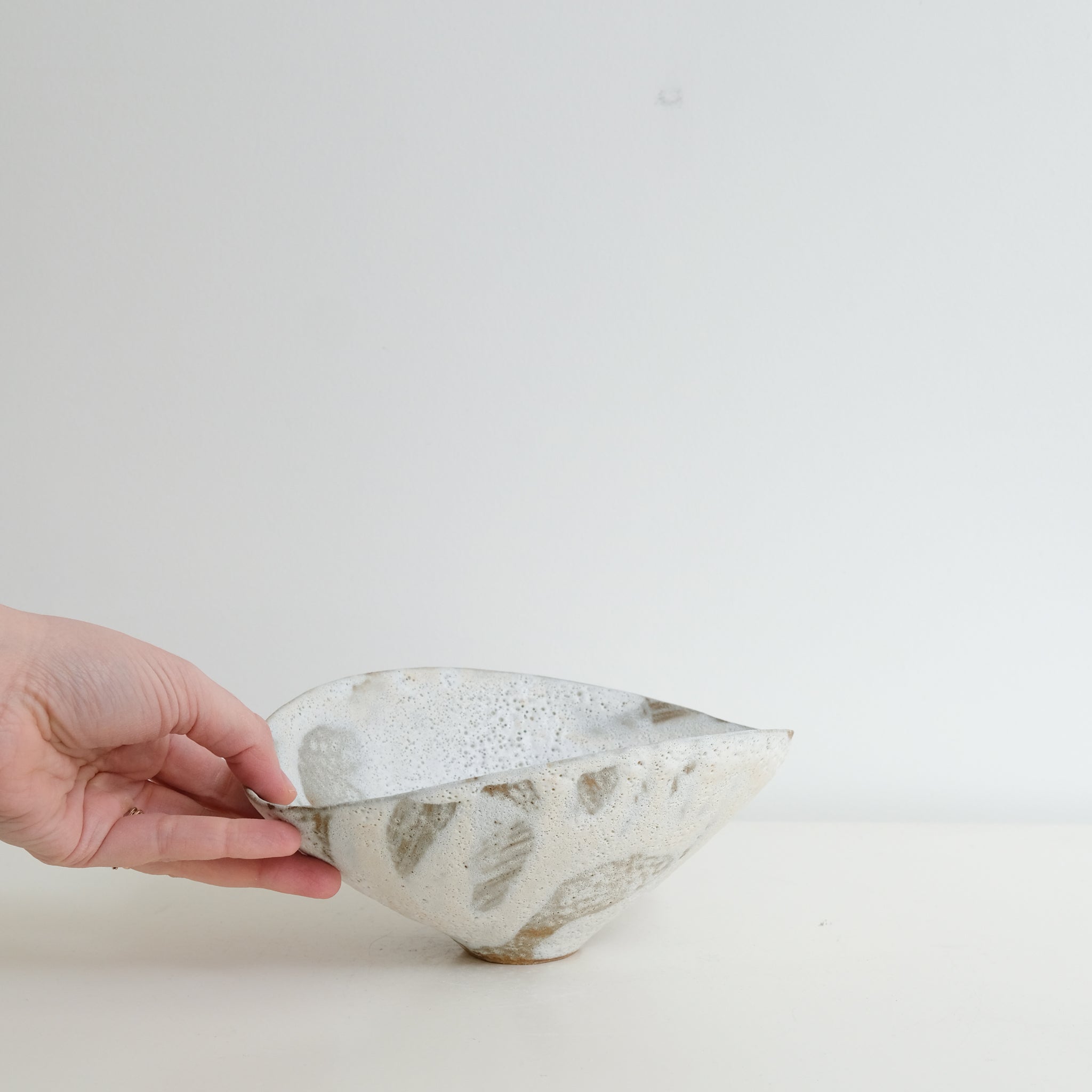 Bol 06 en grès D 20,5cm - Blanc et brun de Motoko Saigo chez Brutal Ceramics