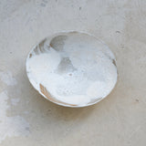 Bol 06 en grès D 20,5cm - Blanc et brun de Motoko Saigo chez Brutal Ceramics