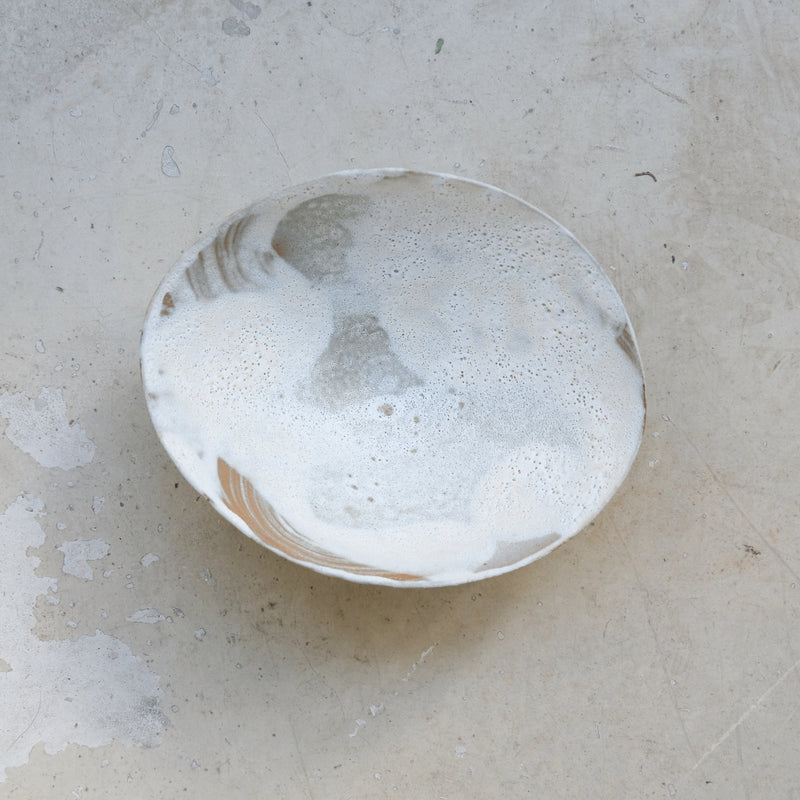 Bol 06 en grès D 20,5cm - Blanc et brun de Motoko Saigo chez Brutal Ceramics