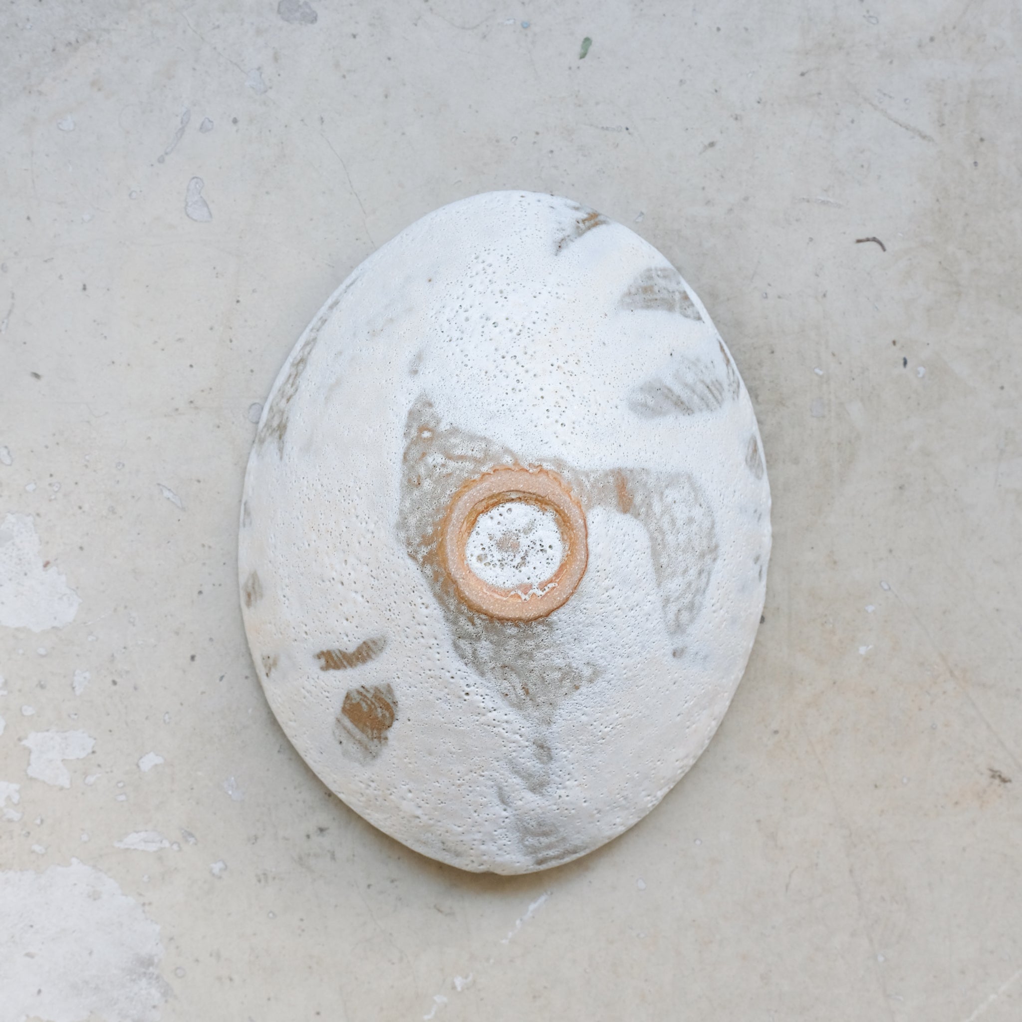 Bol 06 en grès D 20,5cm - Blanc et brun de Motoko Saigo chez Brutal Ceramics