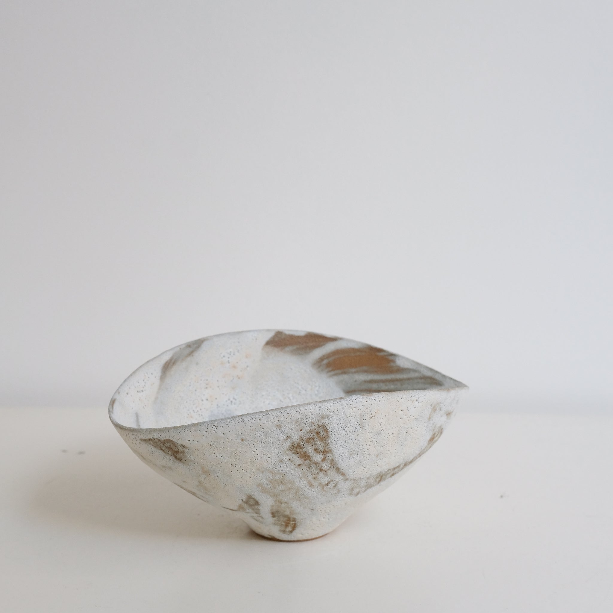 Bol 05 en grès D 18,3cm - Blanc et brun de Motoko Saigo chez Brutal Ceramics