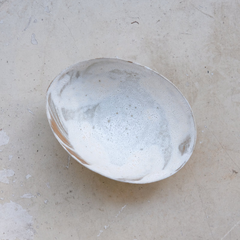 Bol 05 en grès D 18,3cm - Blanc et brun de Motoko Saigo chez Brutal Ceramics