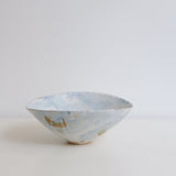 Bol 04 en grès D 21,8cm - Blanc et bleu de Motoko Saigo chez Brutal Ceramics