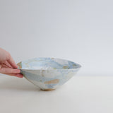 Bol 04 en grès D 21,8cm - Blanc et bleu de Motoko Saigo chez Brutal Ceramics