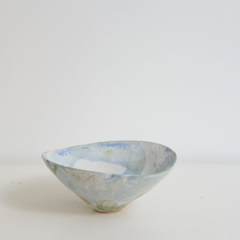 Bol 03 en grès D 15cm - Blanc et bleu de Motoko Saigo chez Brutal Ceramics