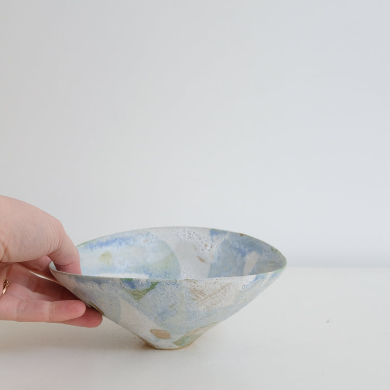 Bol 03 en grès D 15cm - Blanc et bleu de Motoko Saigo chez Brutal Ceramics