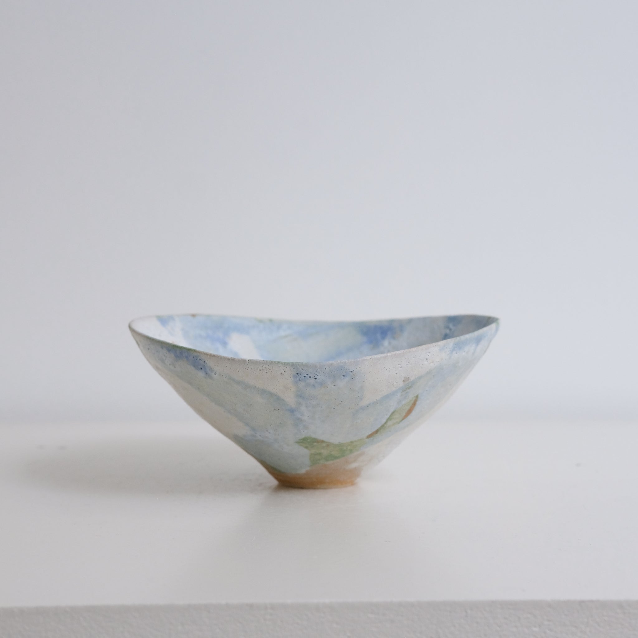 Bol 03 en grès D 15cm - Blanc et bleu de Motoko Saigo chez Brutal Ceramics