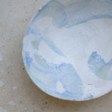 Bol 03 en grès D 15cm - Blanc et bleu de Motoko Saigo chez Brutal Ceramics