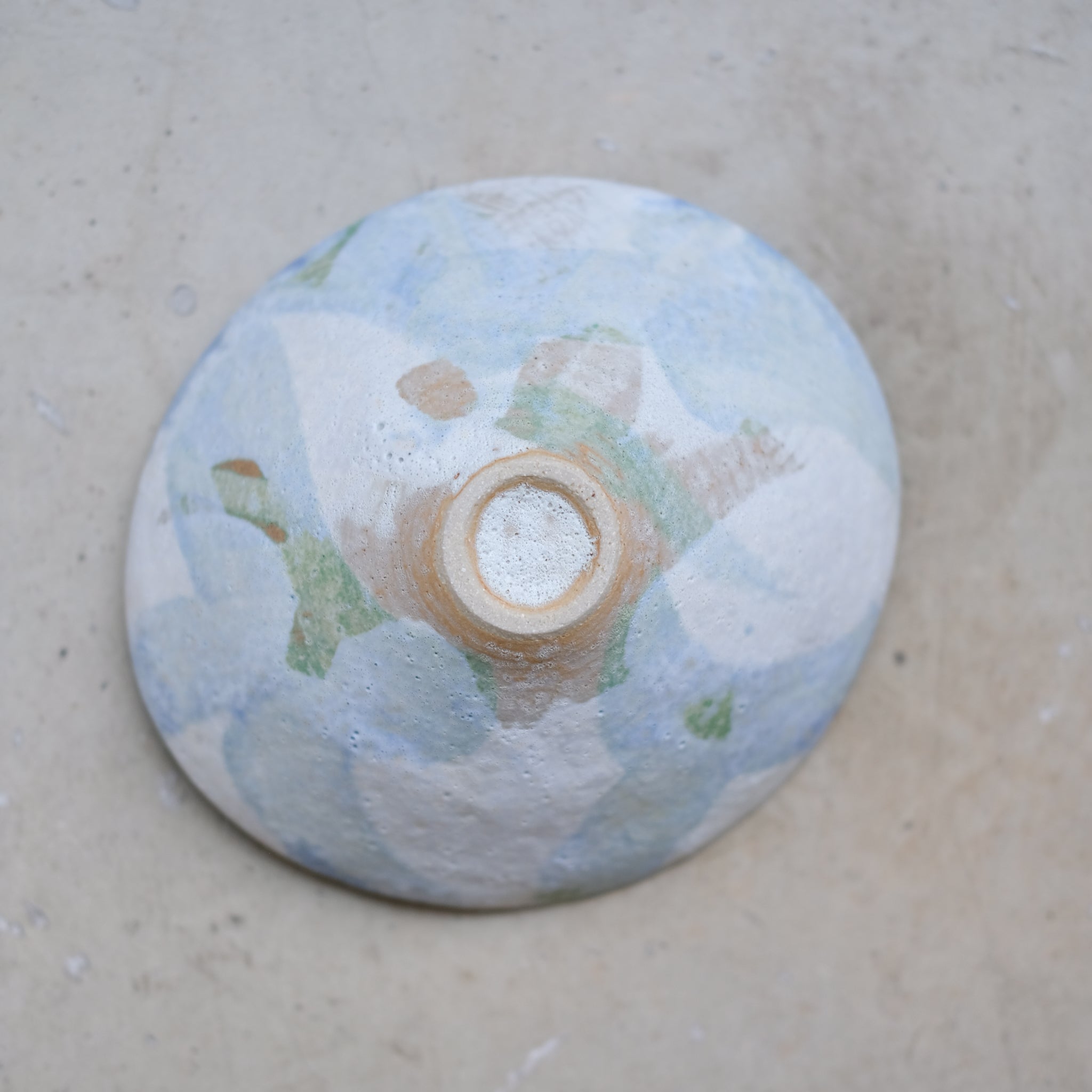 Bol 03 en grès D 15cm - Blanc et bleu de Motoko Saigo chez Brutal Ceramics