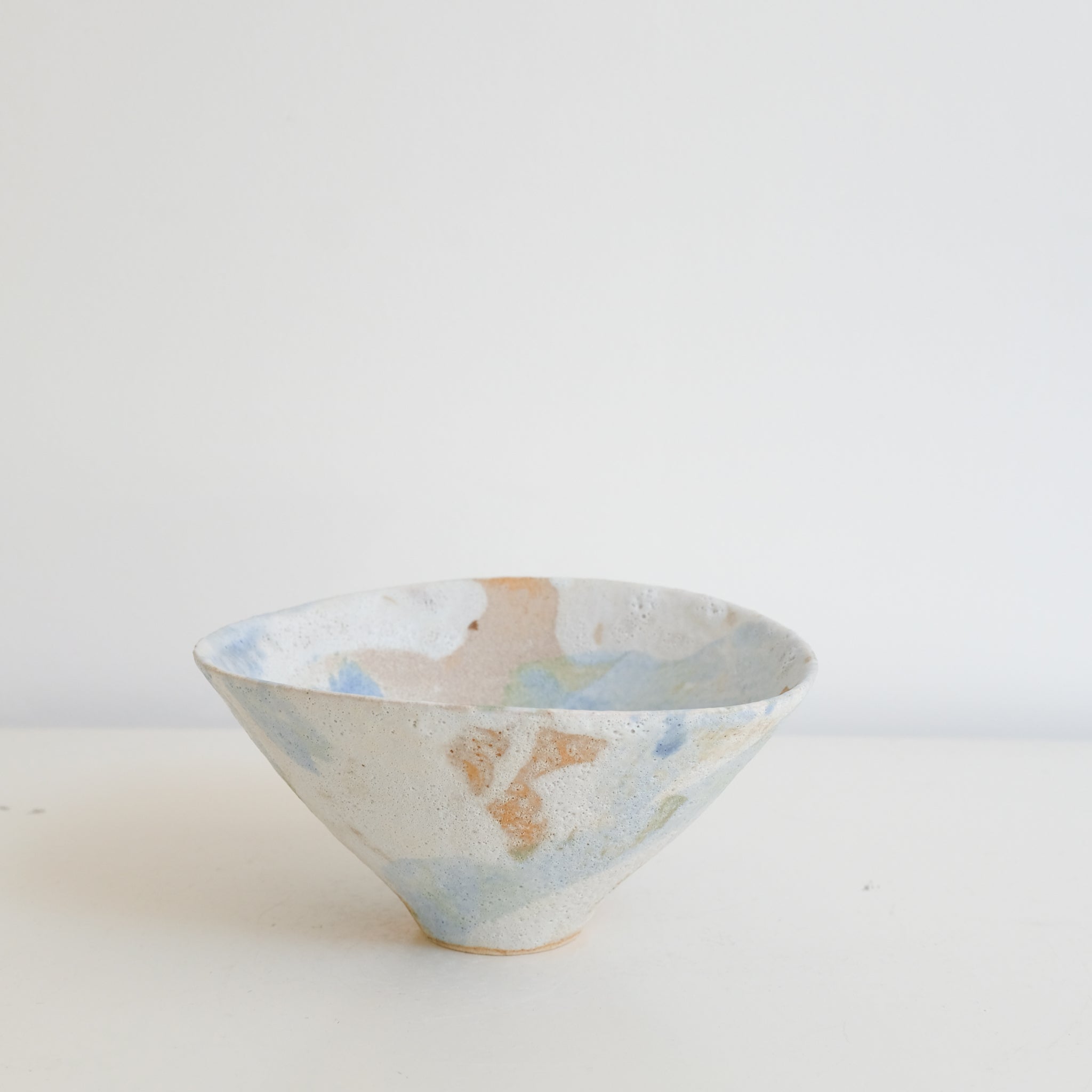 Bol 02 en grès D 15,7cm - Blanc et bleu de Motoko Saigo chez Brutal Ceramics
