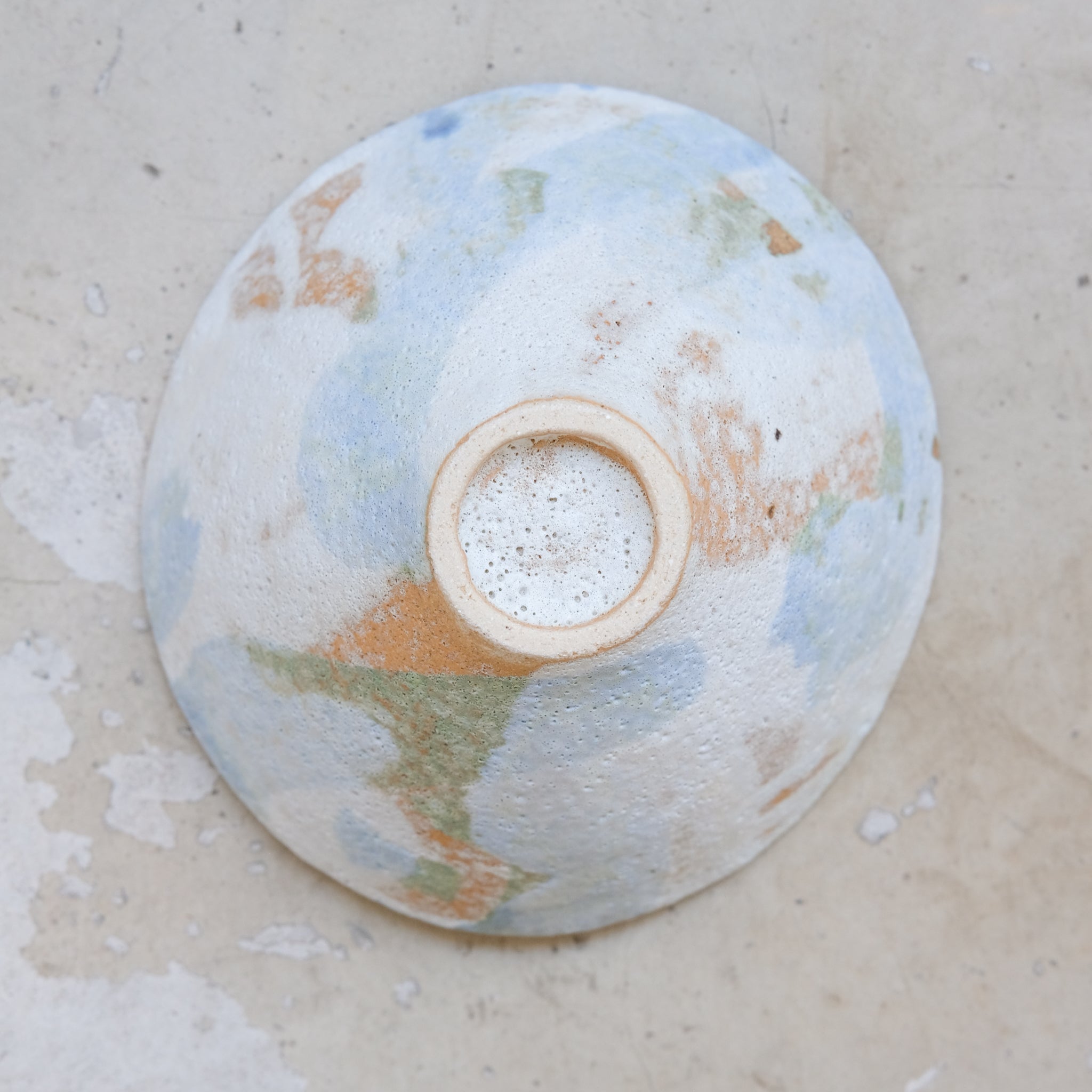 Bol 02 en grès D 15,7cm - Blanc et bleu de Motoko Saigo chez Brutal Ceramics