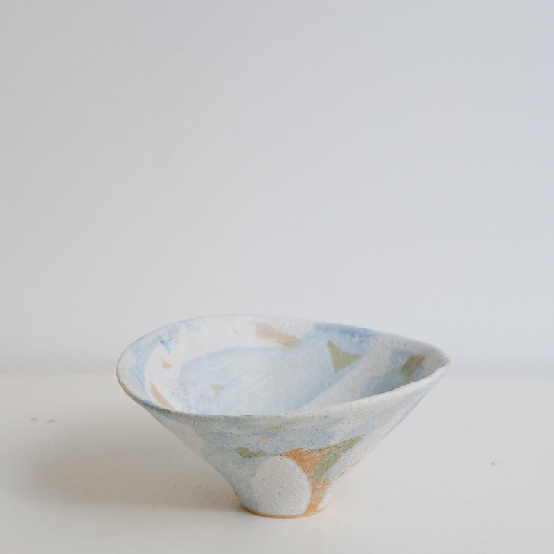 Bol 01 en grès D 15,9cm - Blanc et bleu de Motoko Saigo chez Brutal Ceramics