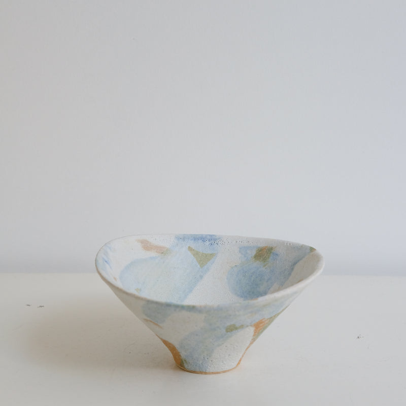 Bol 01 en grès D 15,9cm - Blanc et bleu de Motoko Saigo chez Brutal Ceramics