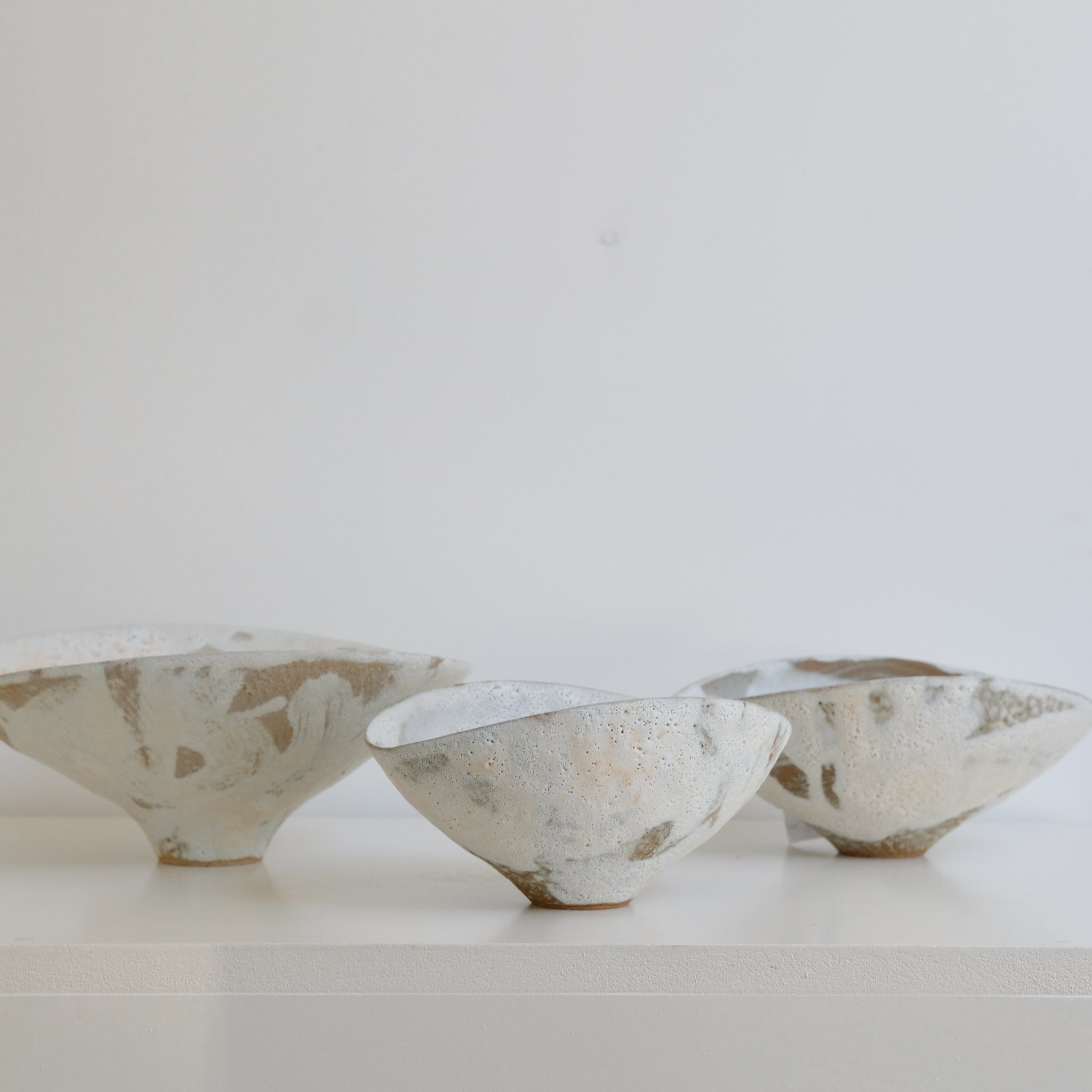 Bol 06 en grès D 20,5cm - Blanc et brun de Motoko Saigo chez Brutal Ceramics