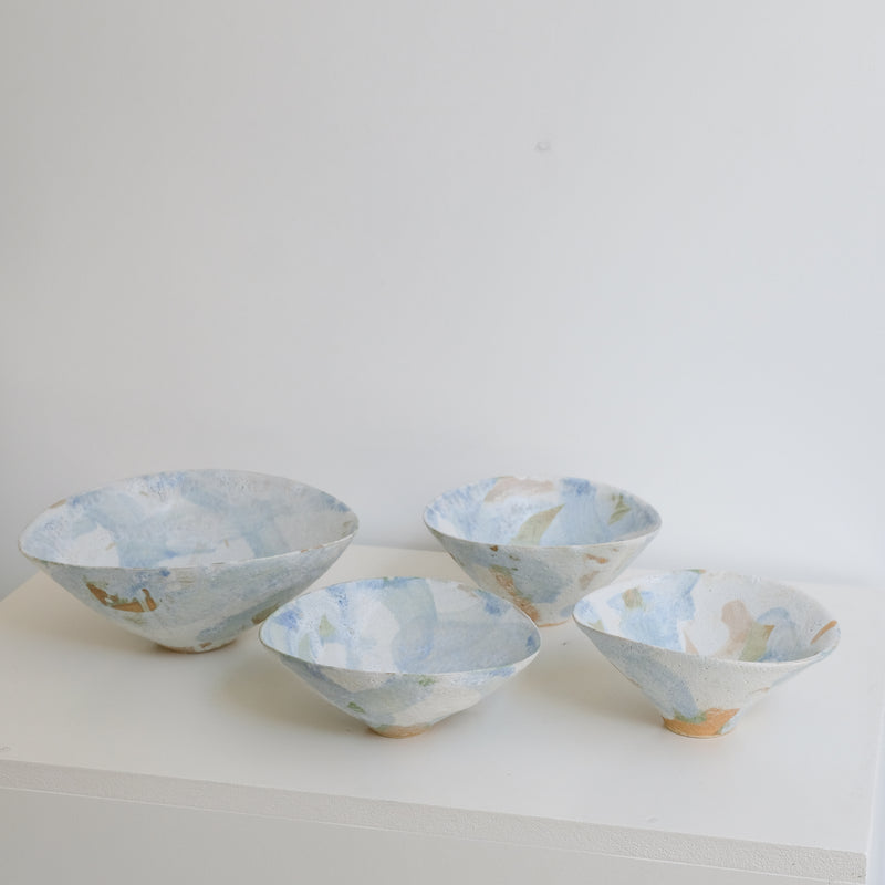 Bol 02 en grès D 15,7cm - Blanc et bleu de Motoko Saigo chez Brutal Ceramics