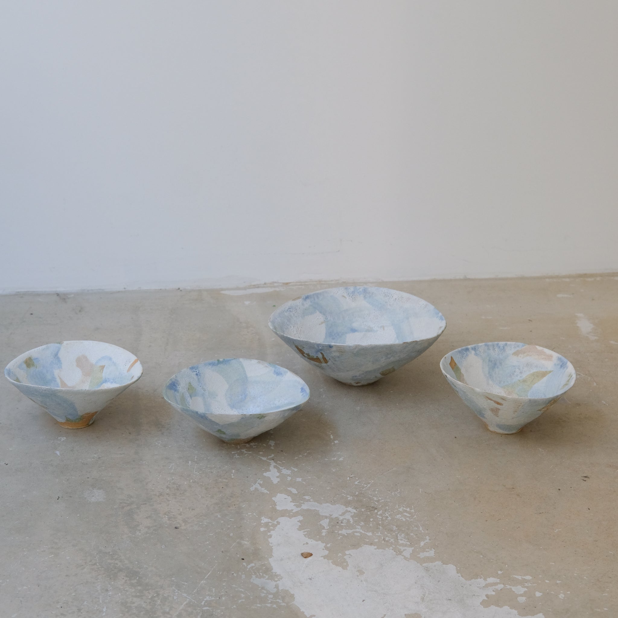 Bol 03 en grès D 15cm - Blanc et bleu de Motoko Saigo chez Brutal Ceramics