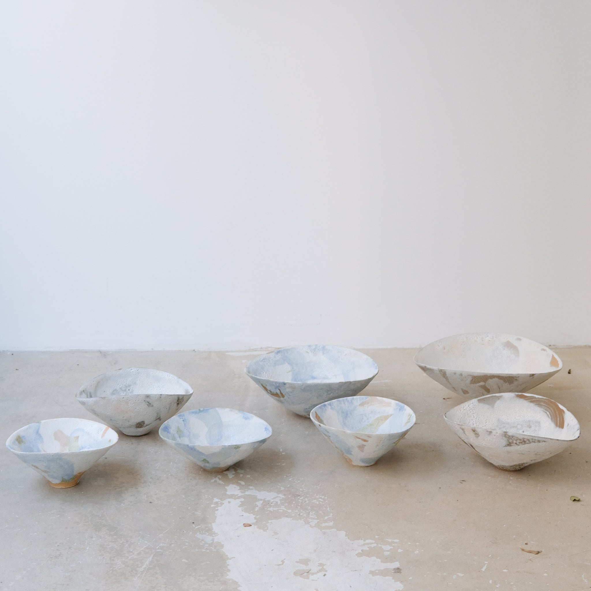 Bol 06 en grès D 20,5cm - Blanc et brun de Motoko Saigo chez Brutal Ceramics