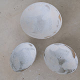Bol 05 en grès D 18,3cm - Blanc et brun de Motoko Saigo chez Brutal Ceramics