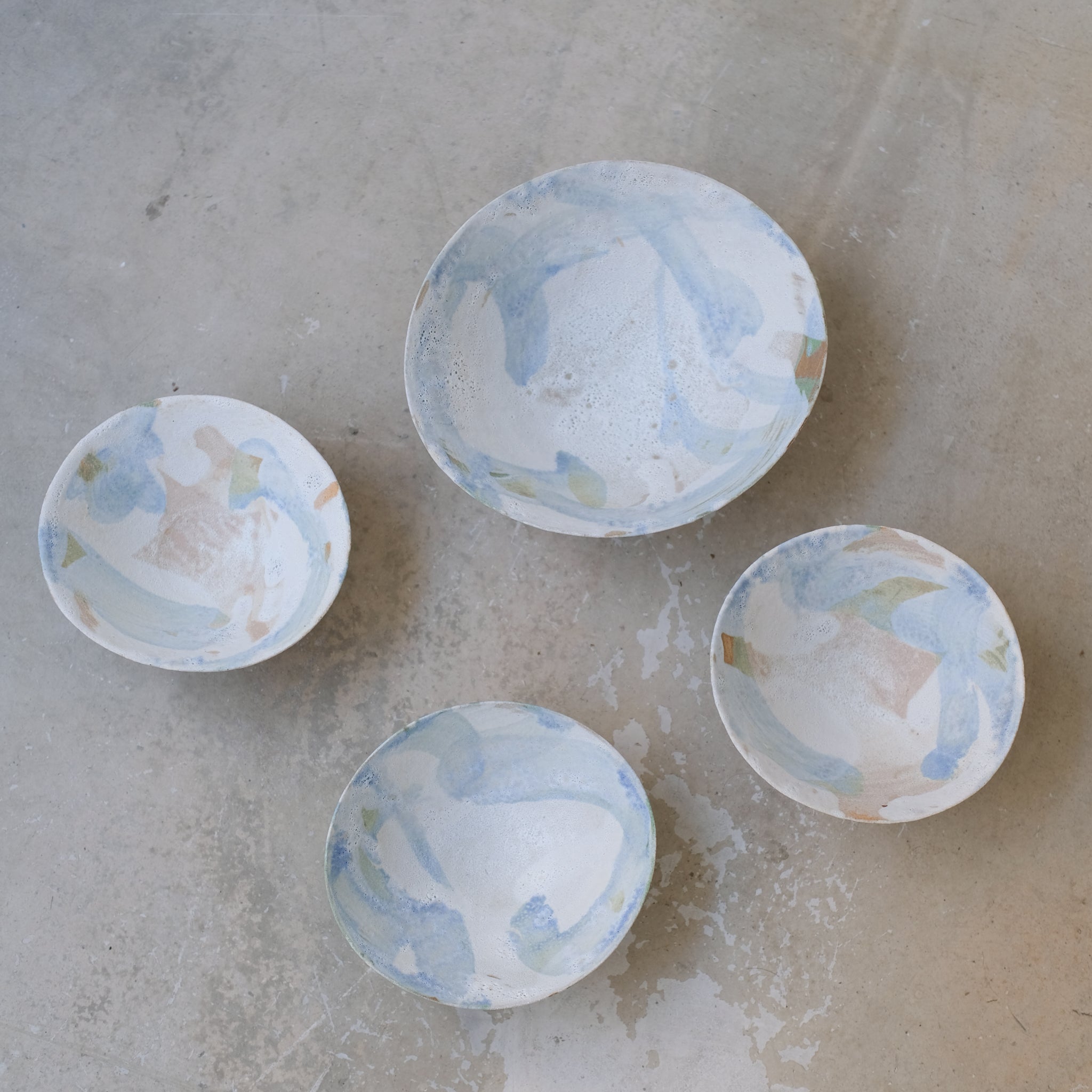 Bol 02 en grès D 15,7cm - Blanc et bleu de Motoko Saigo chez Brutal Ceramics