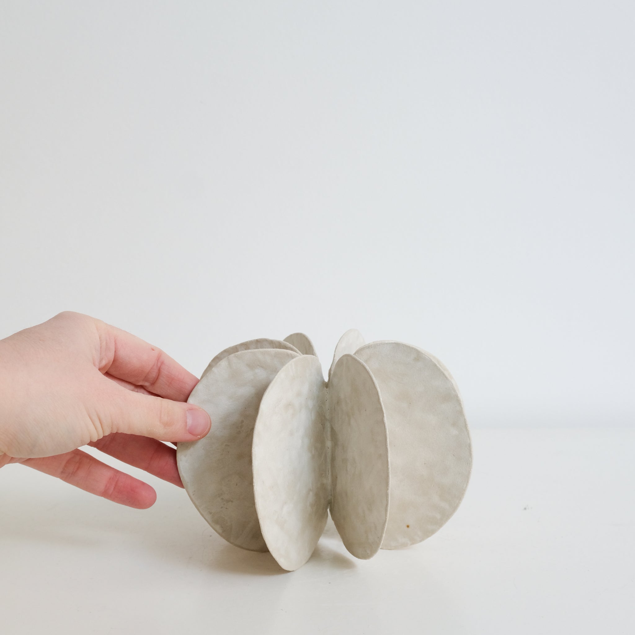 Objet Petale L  D 14,5cm - blanc mat de Motoko Saigo chez Brutal Ceramics
