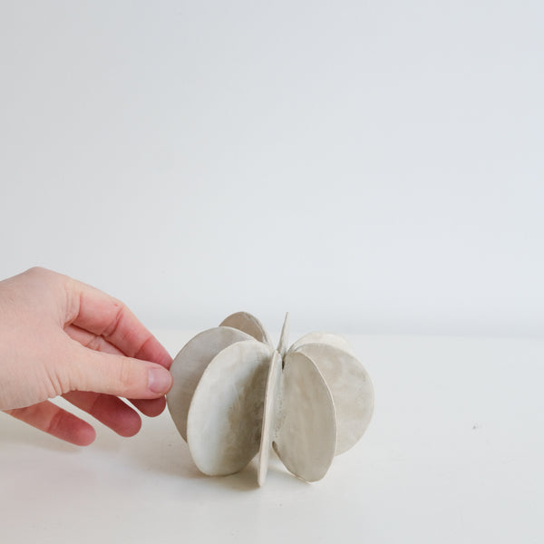 Objet Petale M D 10,3cm - blanc mat de Motoko Saigo chez Brutal Ceramics