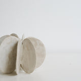 Objet Petale M D 10,3cm - blanc mat de Motoko Saigo chez Brutal Ceramics