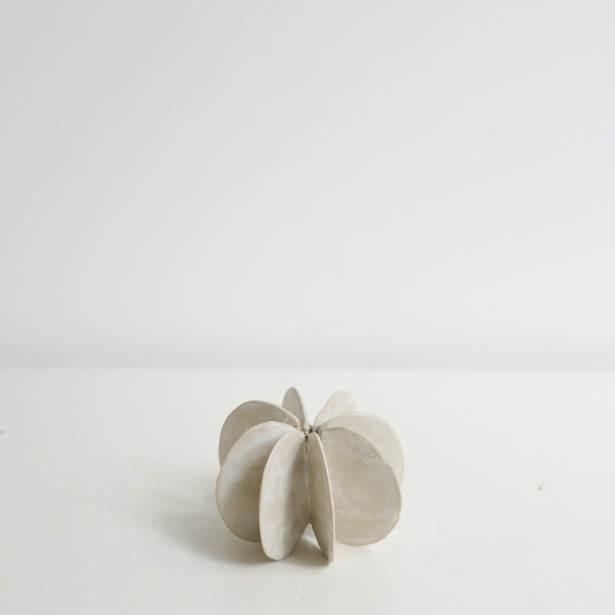 Objet Petale 01 D 7,6cm - blanc mat de Motoko Saigo chez Brutal Ceramics