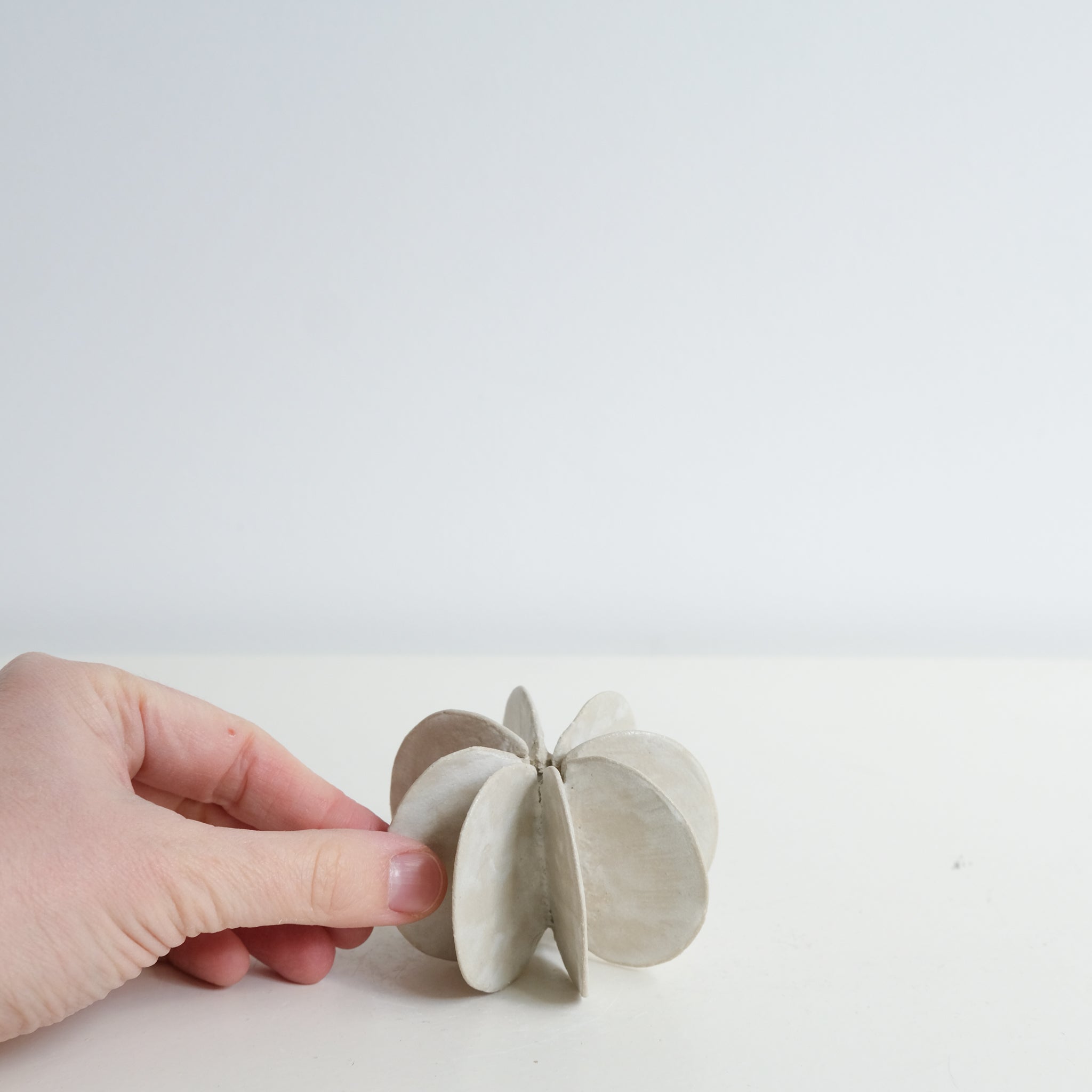 Objet Petale 01 D 7,6cm - blanc mat de Motoko Saigo chez Brutal Ceramics