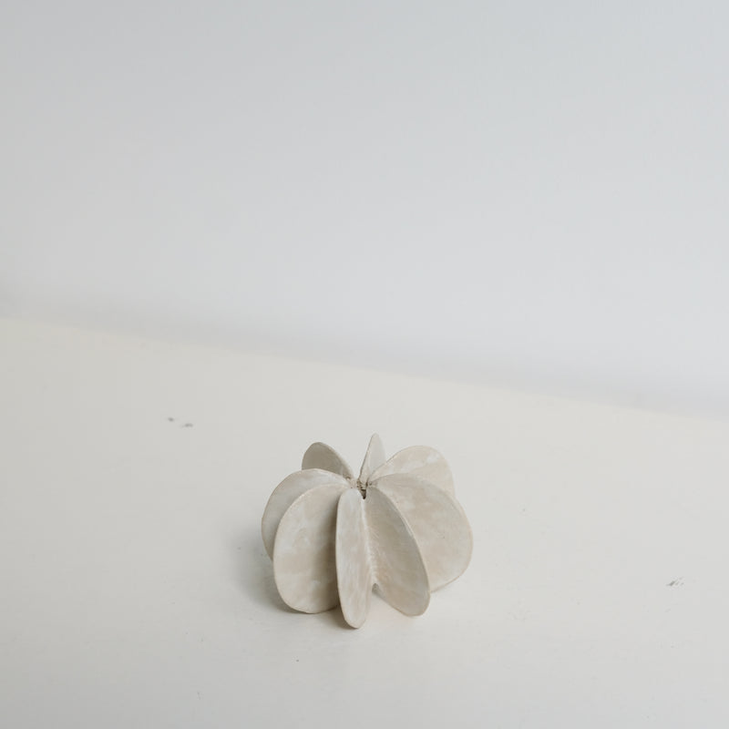 Objet Petale 01 D 7,6cm - blanc mat de Motoko Saigo chez Brutal Ceramics