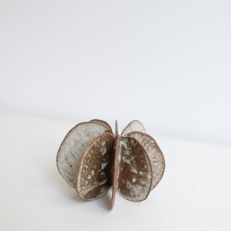 Objet Petale L en grès blanc D 14cm - brun mat de Motoko Saigo chez Brutal Ceramics