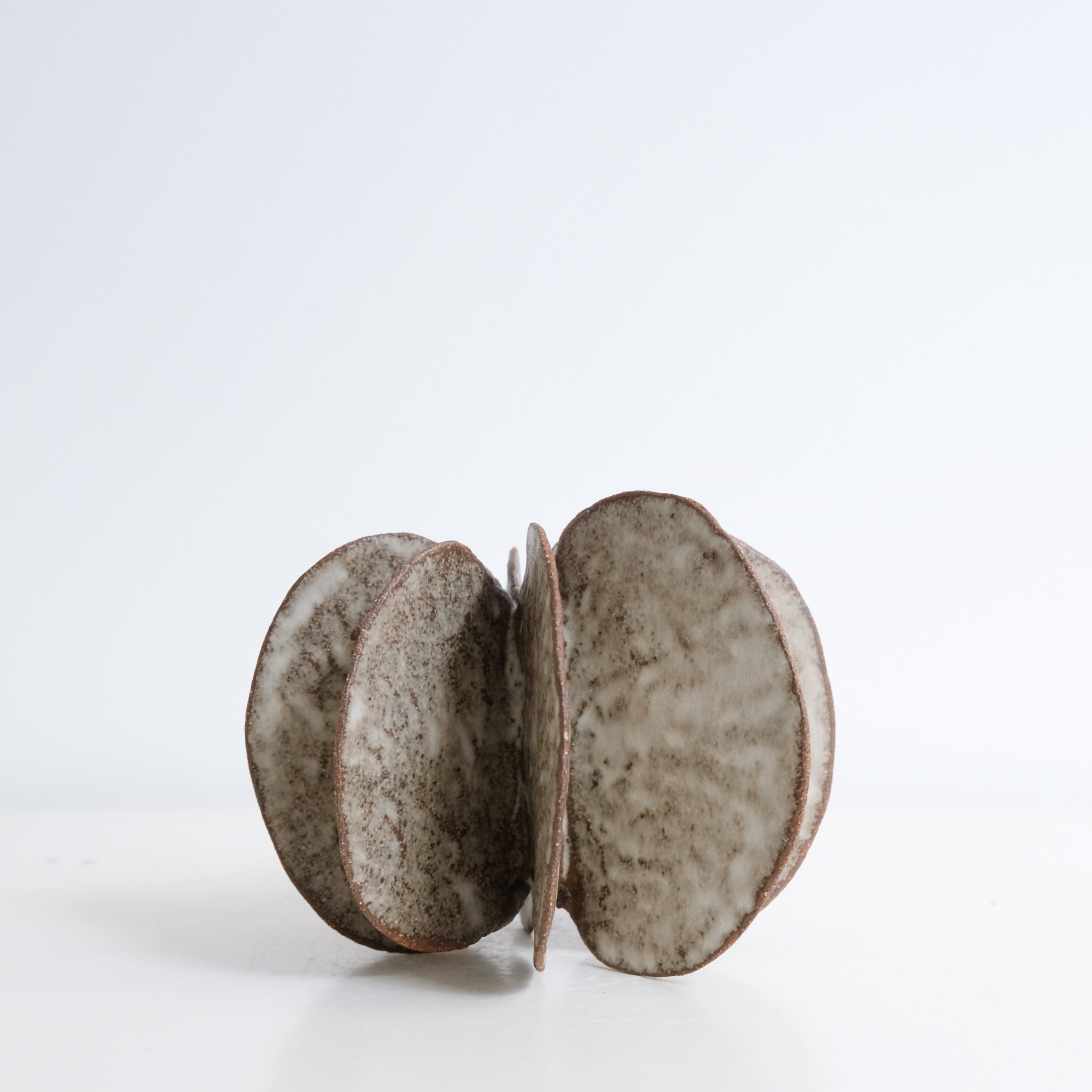 Objet Petale L en grès blanc D 14cm - brun mat de Motoko Saigo chez Brutal Ceramics