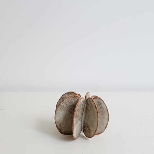 Objet Petale S en grès blanc D 9cm - brun mat de Motoko Saigo chez Brutal Ceramics
