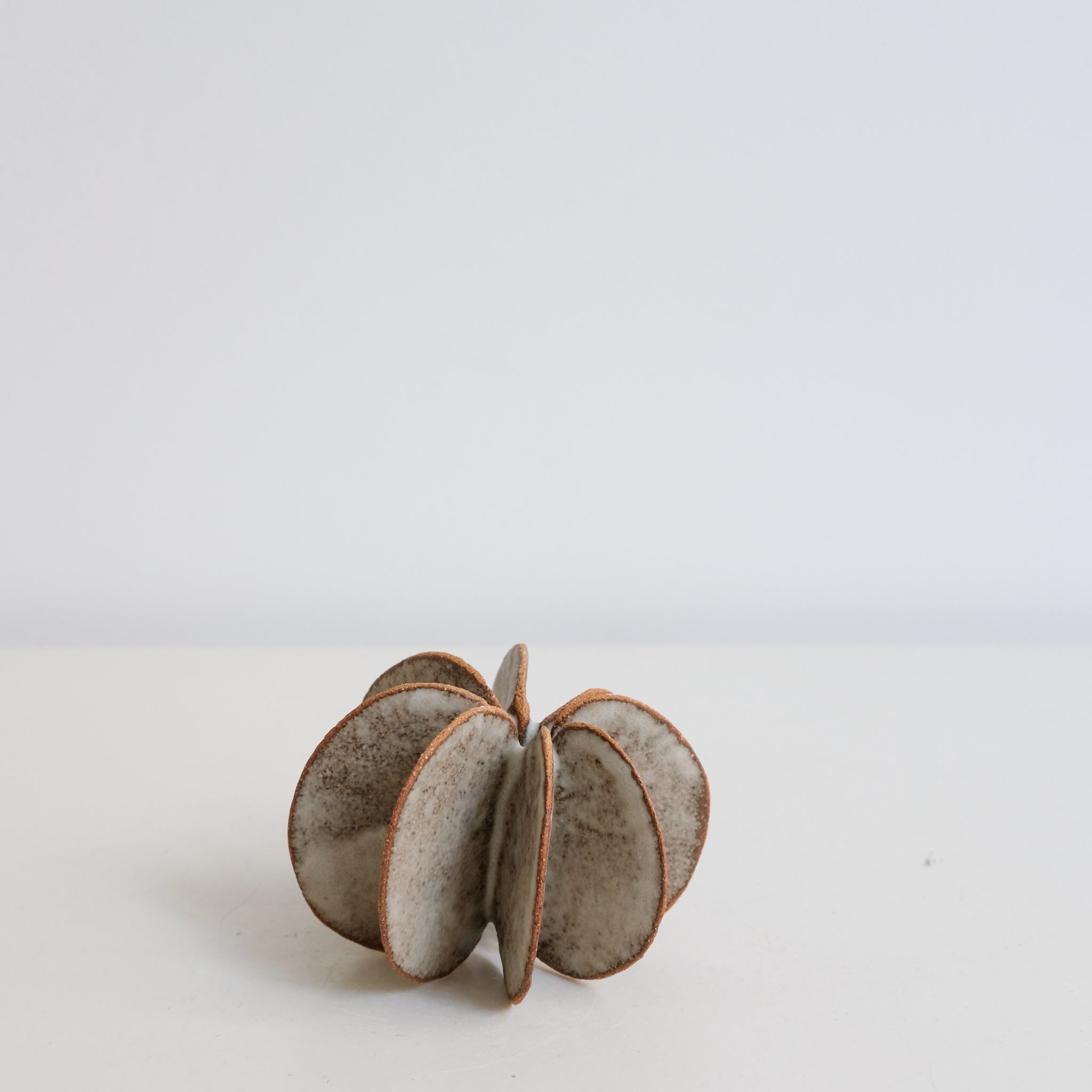 Objet Petale S en grès blanc D 9cm - brun mat de Motoko Saigo chez Brutal Ceramics