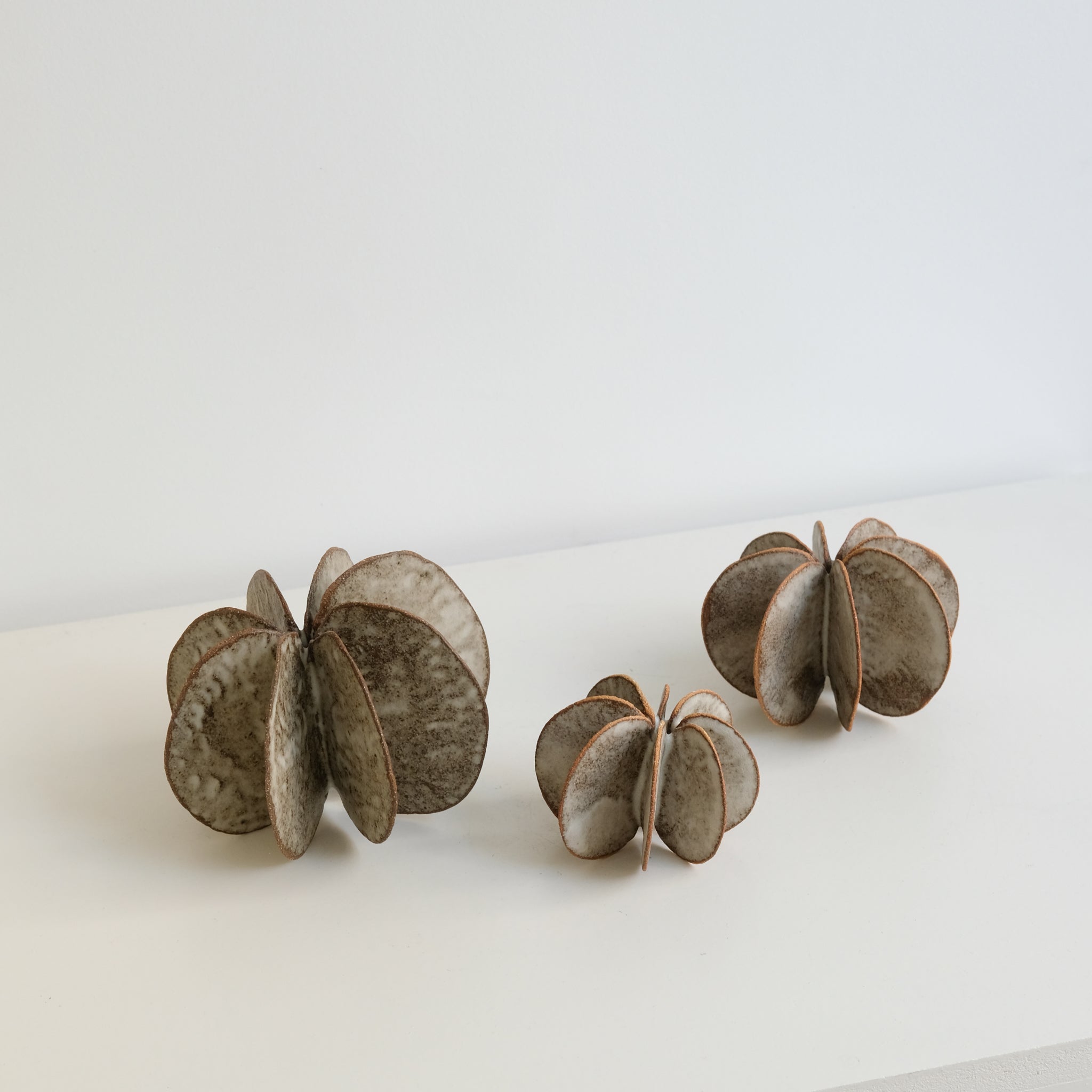 Objet Petale S en grès blanc D 9cm - brun mat de Motoko Saigo chez Brutal Ceramics