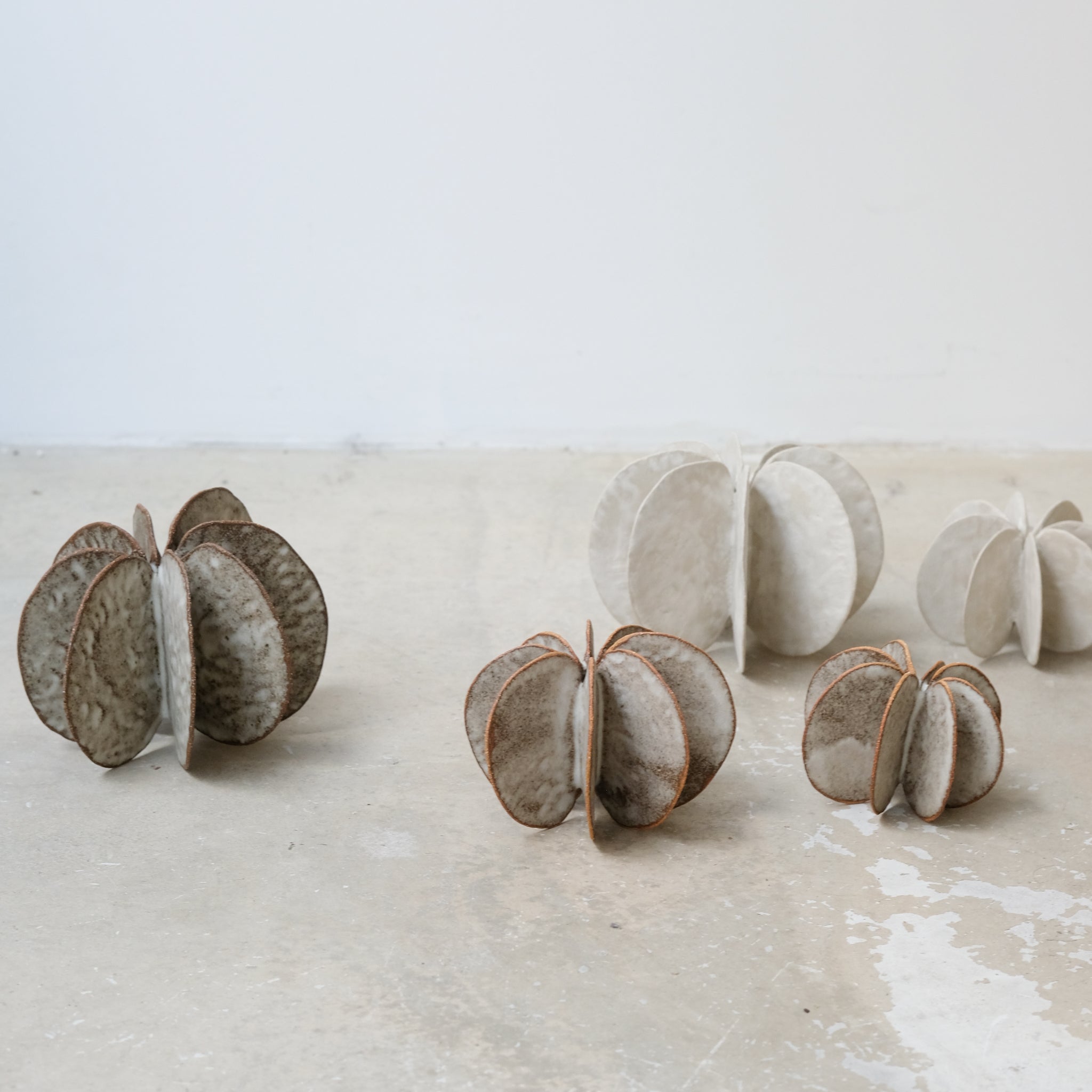 Objet Petale M en grès blanc D 10,8cm - brun mat de Motoko Saigo chez Brutal Ceramics