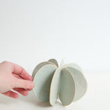 Objet Petale L en grès blanc D 14cm - vert céladon de Motoko Saigo chez Brutal Ceramics