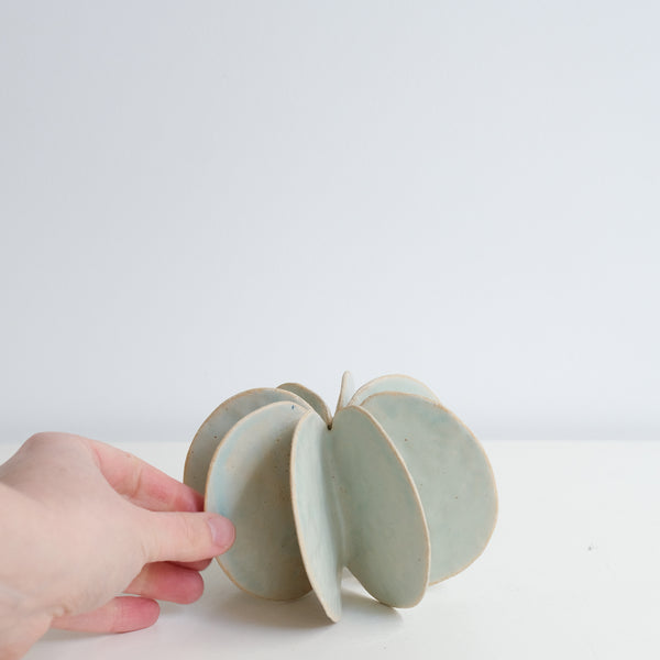 Objet Petale M en grès blanc D 13,3cm - vert céladon de Motoko Saigo chez Brutal Ceramics