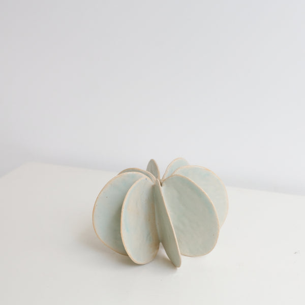 Objet Petale M en grès blanc D 13,3cm - vert céladon de Motoko Saigo chez Brutal Ceramics