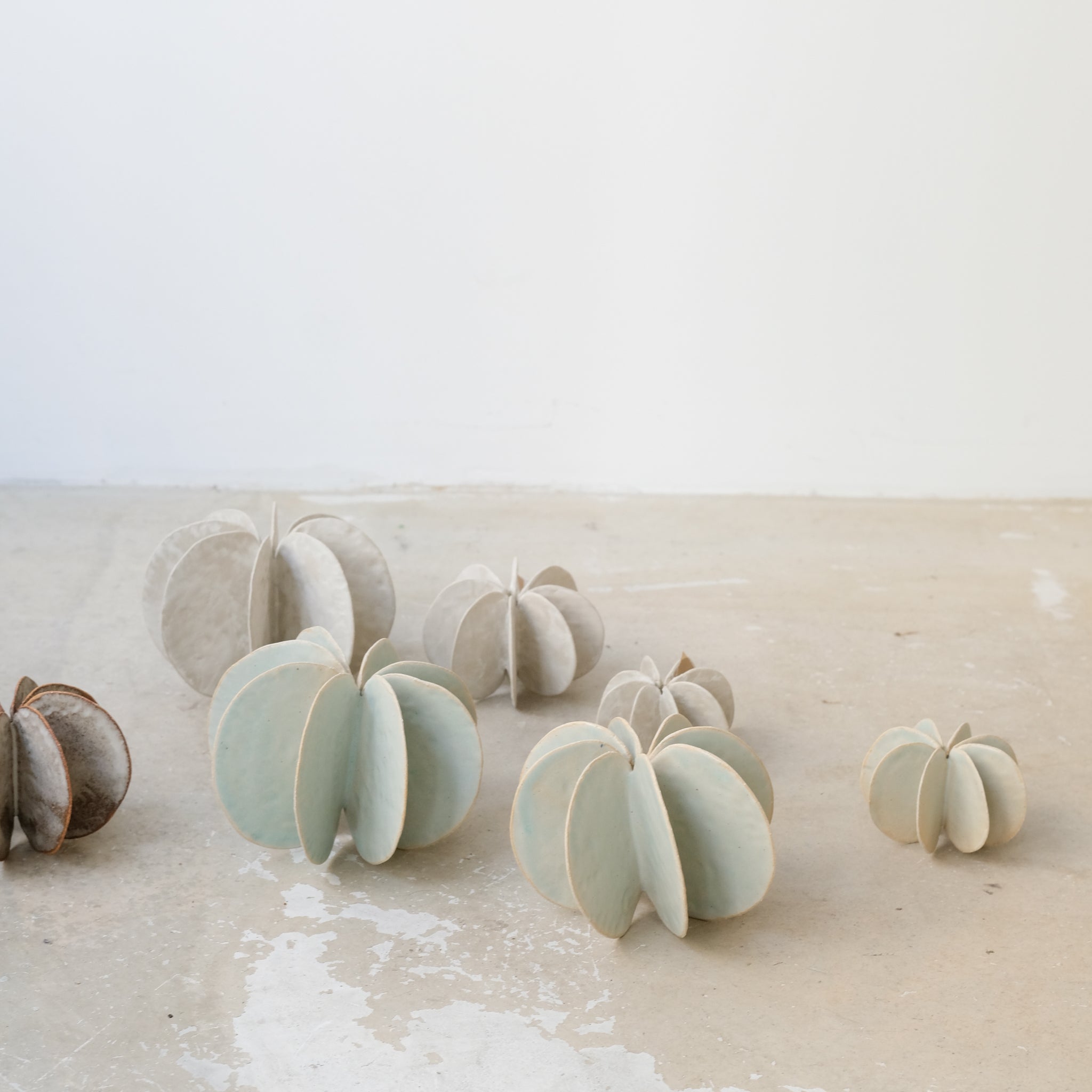 Objet Petale M en grès blanc D 13,3cm - vert céladon de Motoko Saigo chez Brutal Ceramics