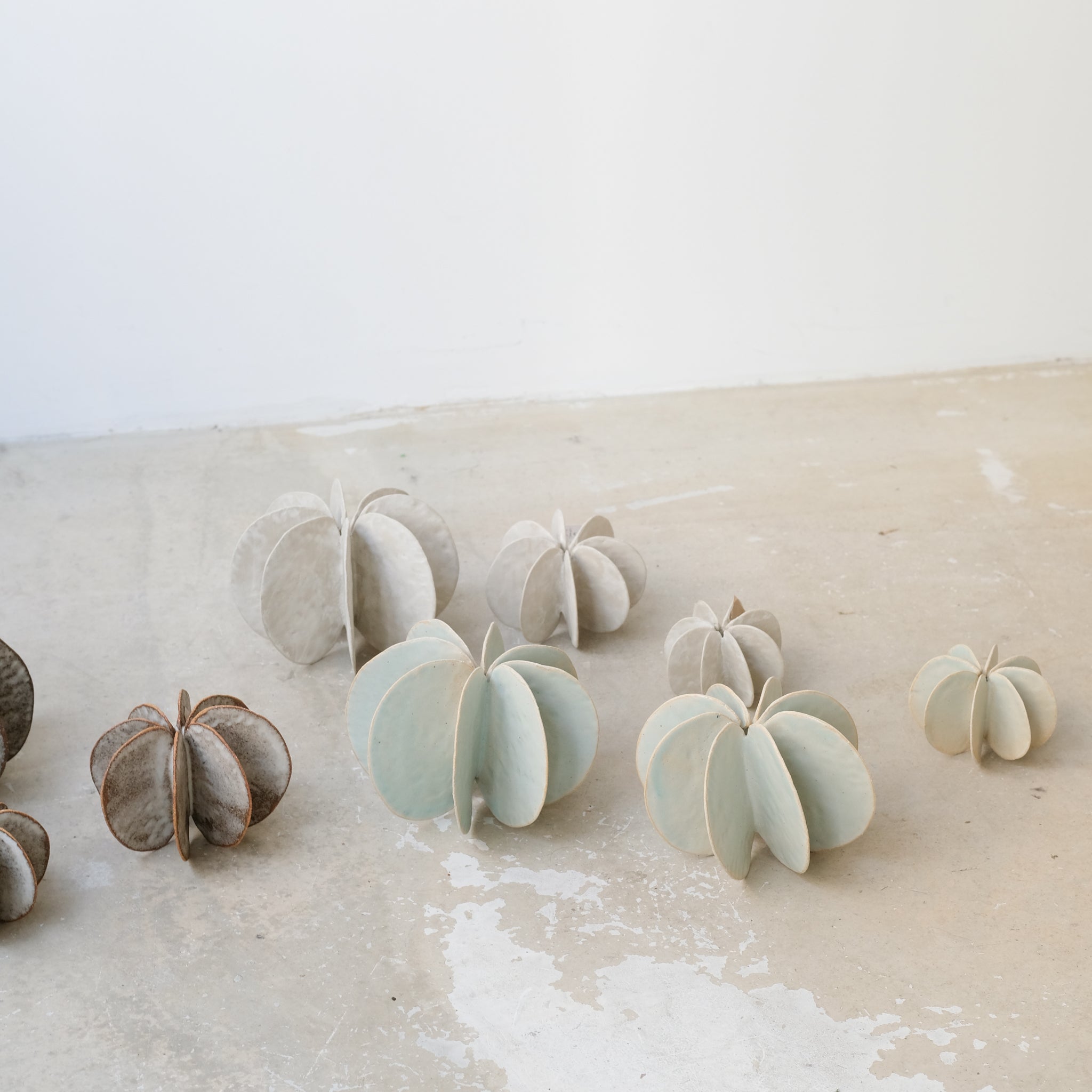 Objet Petale 01 D 8,5cm - blanc mat de Motoko Saigo chez Brutal Ceramics