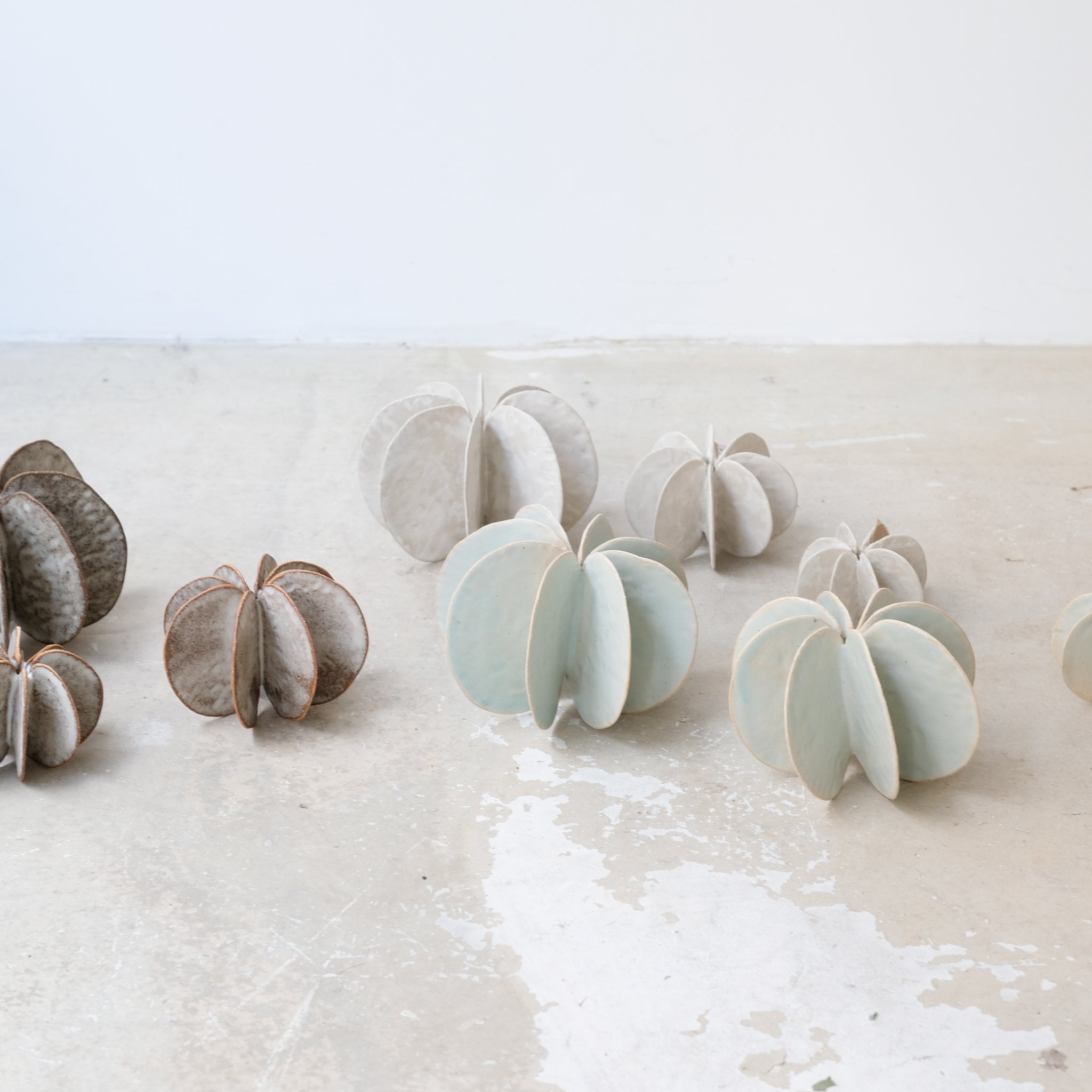 Objet Petale L en grès blanc D 14cm - vert céladon de Motoko Saigo chez Brutal Ceramics