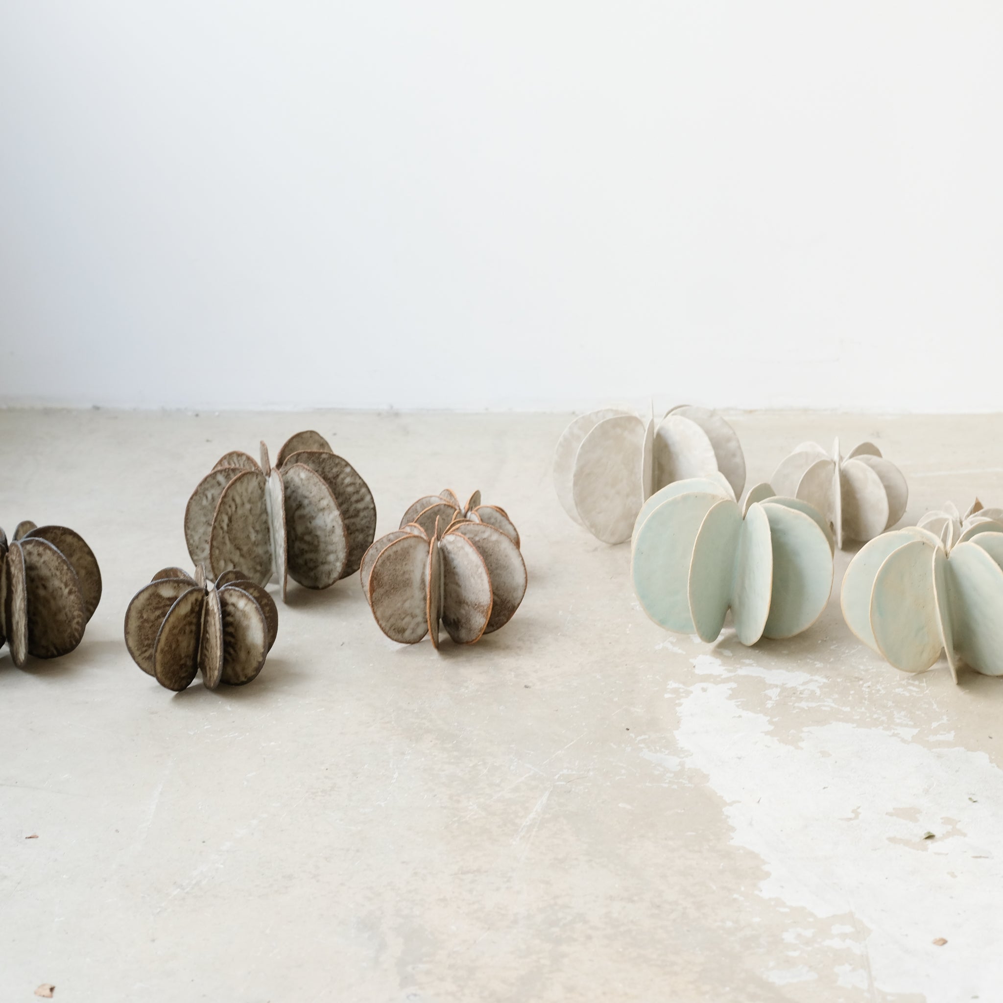 Objet Petale S en grès blanc D 9cm - brun mat de Motoko Saigo chez Brutal Ceramics