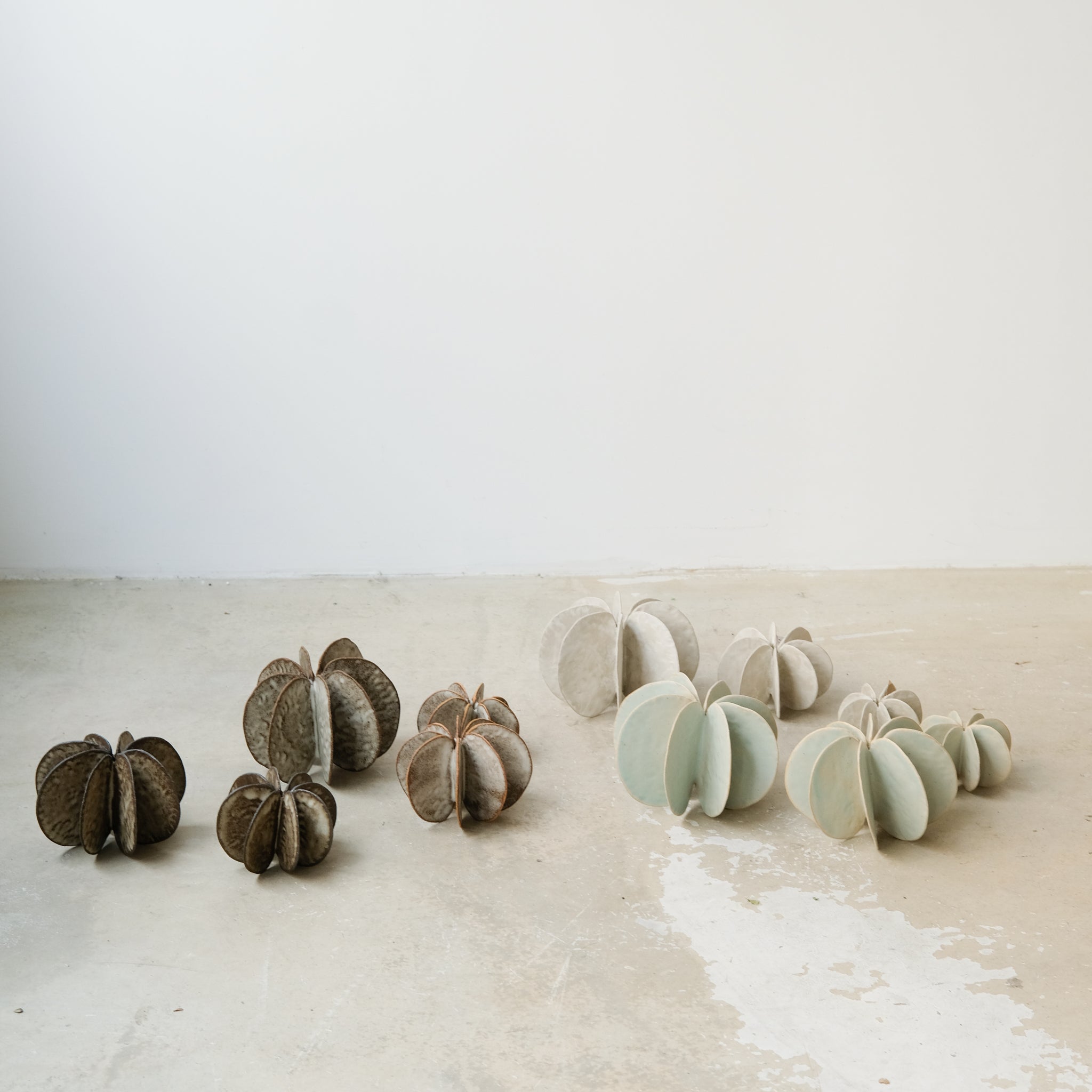 Objet Petale L en grès D 12cm - brun noir de Motoko Saigo chez Brutal Ceramics